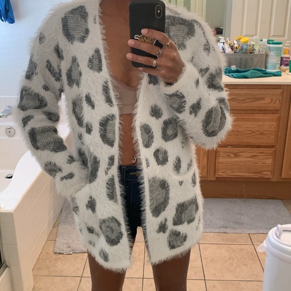 Fuzzy oversized Sweater - Picture 1 of 4